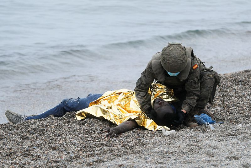 Cientos de migrantes se dirigen a Ceuta desde Marruecos