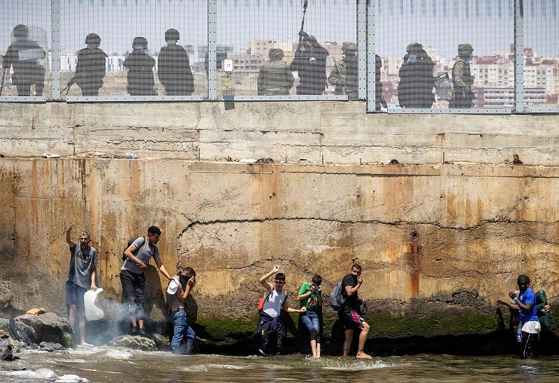 La policía española dispara botes de humo para dispersar a los migrantes