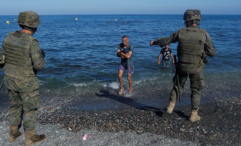 Migrantes llegan a la plata de El Tarajal, cerca de la frontera entre España y Marruecos