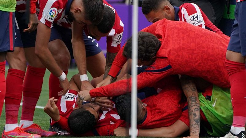 Los jugadores del Atlético hacen piña tras el tanto de Luis Suárez