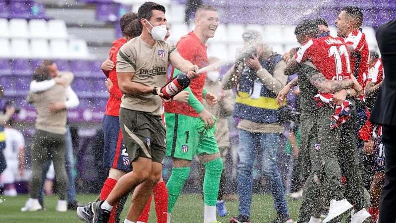 Los jugadores del Atlético celebran el título de Liga en Zorrilla.