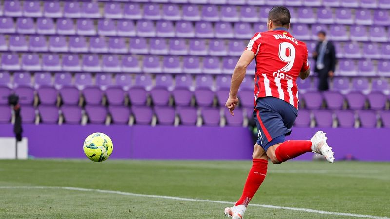 Luis Suárez anota el tanto de la victoria en Valladolid