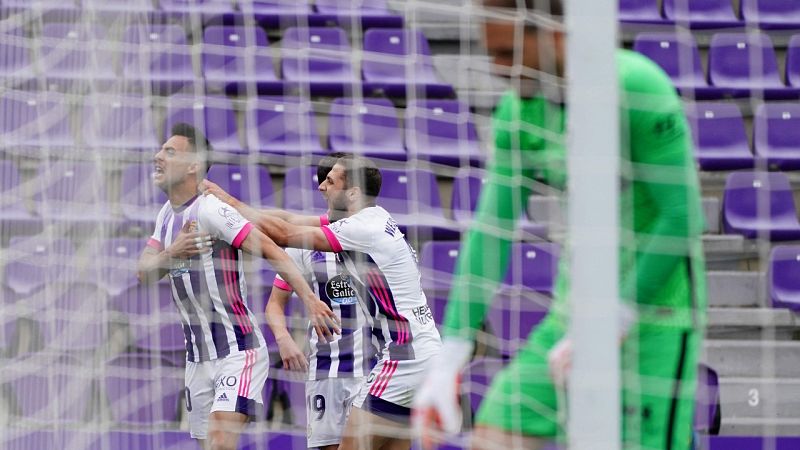 Óscar Plano anota el tanto del Valladolid ante el Atletico.