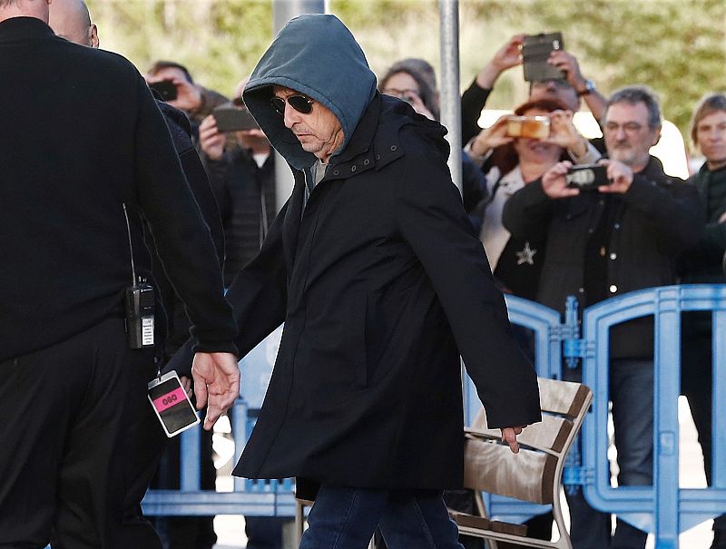 El cantante estadounidense Bob Dylan, saliendo de un autocar aparcado en el exterior del Navarra Arena antes de un concierto en 2019.