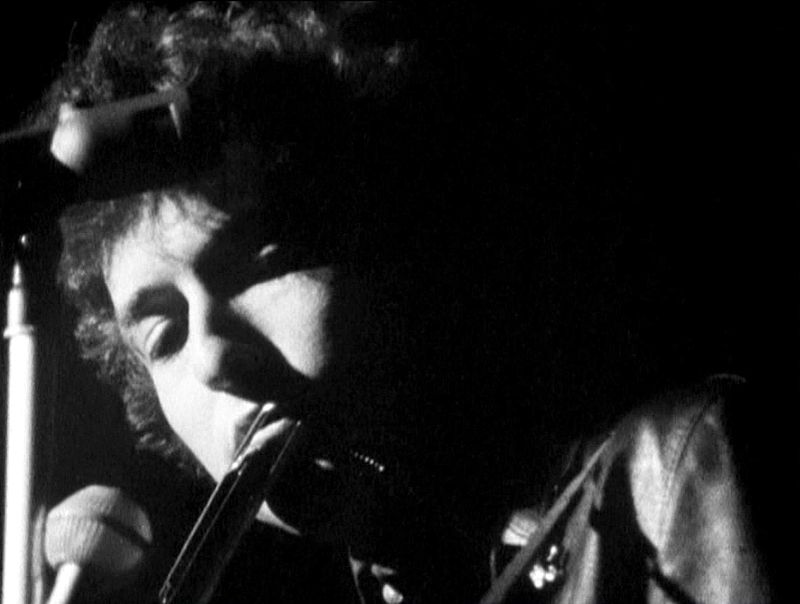 Bob Dylan se hizo muy popular como cantautor folk a principios de los 60.