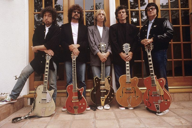 Bob Dylan, junto al resto de sus compañeros en Traveling Wilburys: Jeff Lynne, Tom Petty, George Harrison y Roy Orbison.