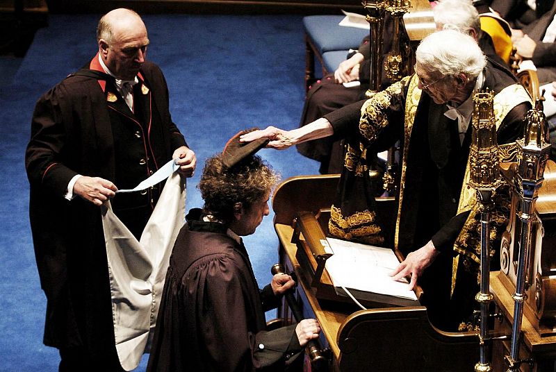 Dylan recibe el título honorífico de doctor honoris causa en musica en la Universidad de St. Andrews, en Escocia, en junio de 2004.