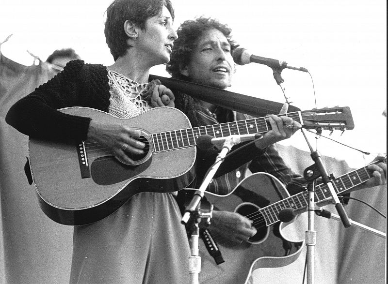 Los cantantes Bob Dylan y Joan Baez, durante un concierto.