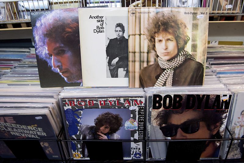 Varias portadas de discos de Bob Dylan en una tienda de Múnich.