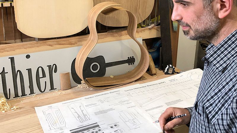El luthier, Maiol Xercavins se prepara para la construcción de una guitarra