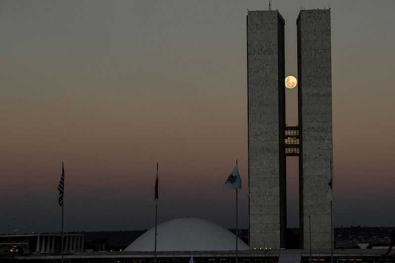 La 'superluna' entre las dos torres del edificio del Congreso Nacional, en Brasilia (Brasil). 