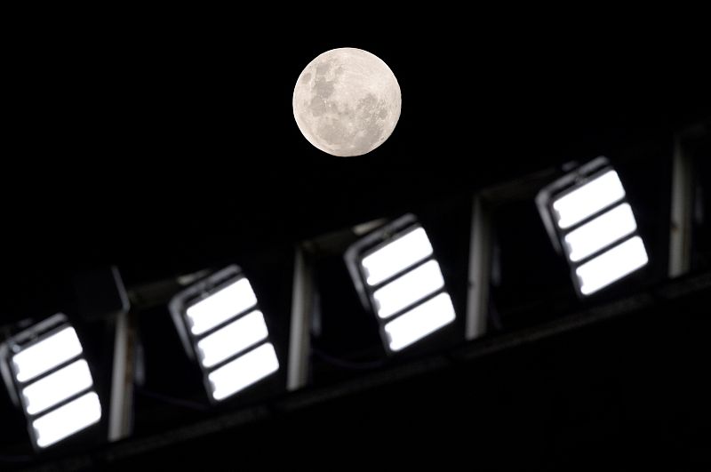La superluna vista desde el estadio Monumental de Núñez, durante un partido entre River Plate y Fluminense por el grupo D de la Copa Libertadores, en Buenos Aires (Argentina). 