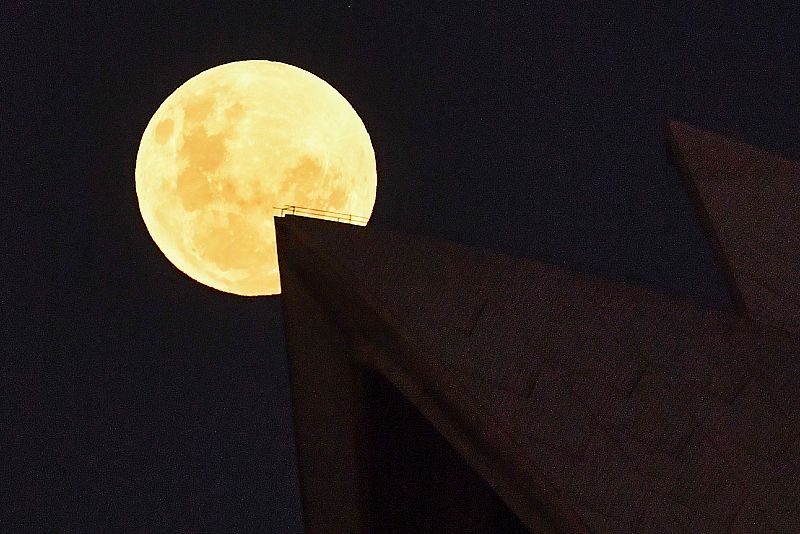 La Luna se eleva sobre la Ópera de Sídney (Australia), antes de un eclipse lunar total.