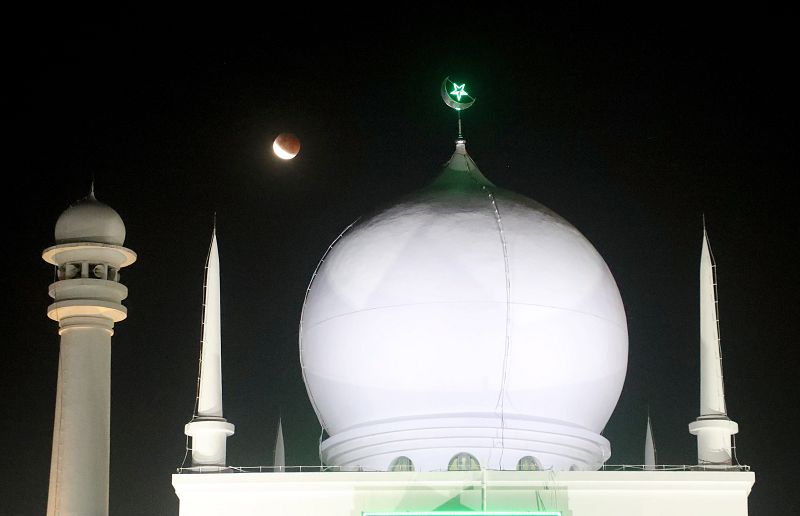 Un eclipse lunar visto desde la cúpula de la mezquita de Al Azhar, este miércoles en Yakarta.