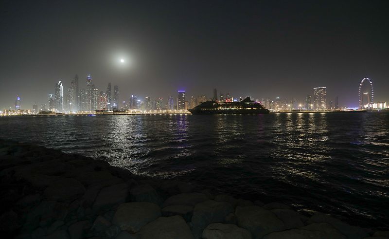 La 'Luna de las Flores' se eleva en el cielo del Emirato del Golfo de Dubai, Emiratos Árabes Unidos.