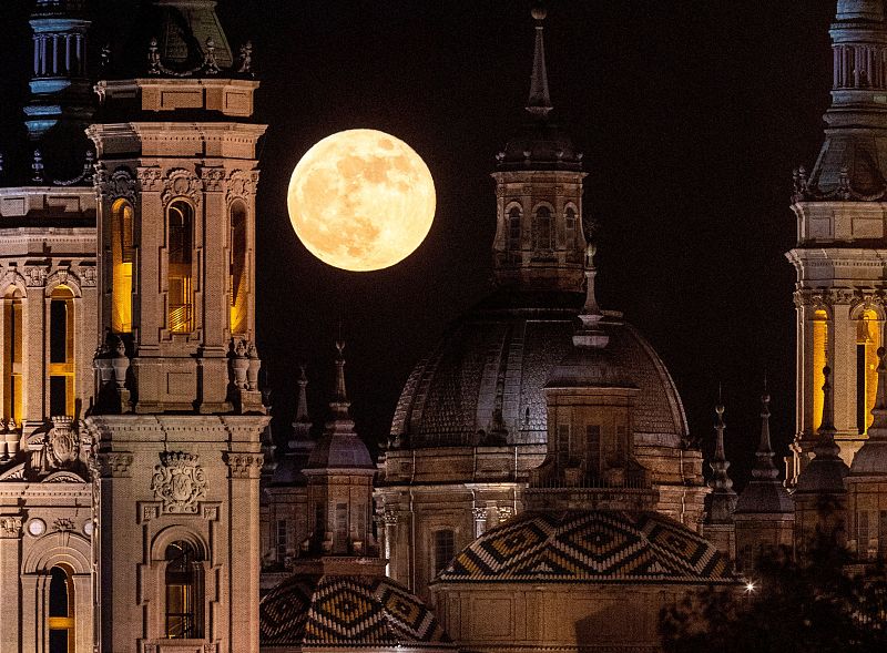 La Luna llena de mayo esta noche sobre las torres de El Pilar, en Zaragoza. 