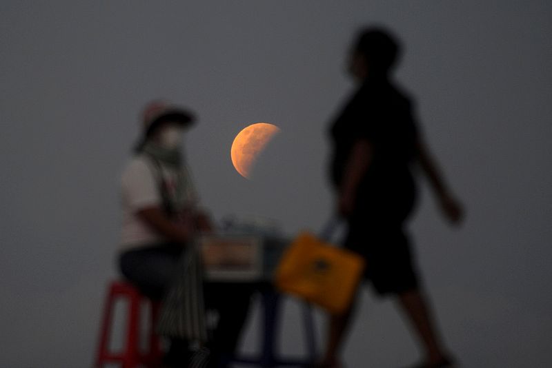 La Luna en la playa de cerca de Denpasar, en la isla turística de Bali, Indonesia.