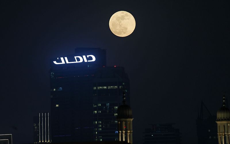 La superluna se eleva en el cielo del Emirato del Golfo de Dubai, Emiratos Árabes Unidos.