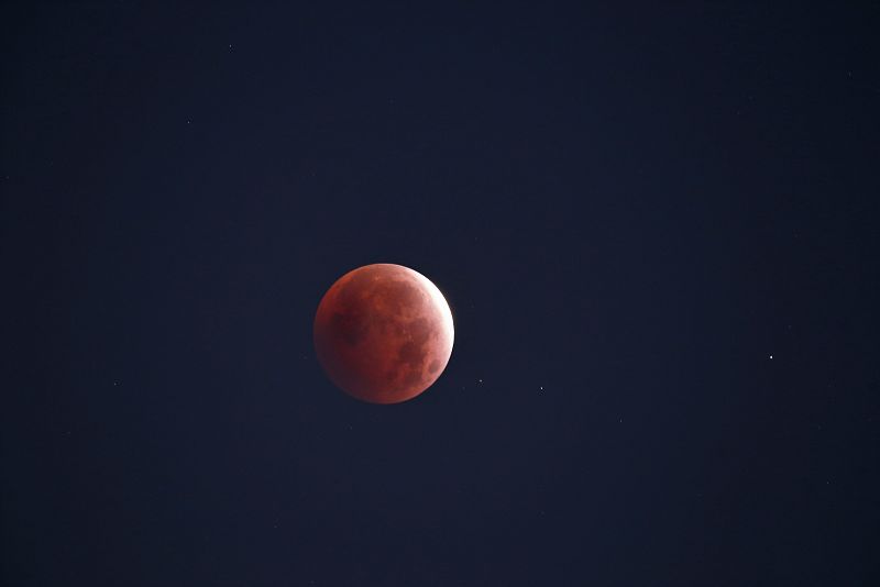 Vista en la madrugada de la súper luna roja desde la ciudad de Guadalajara, Jalisco (México). 