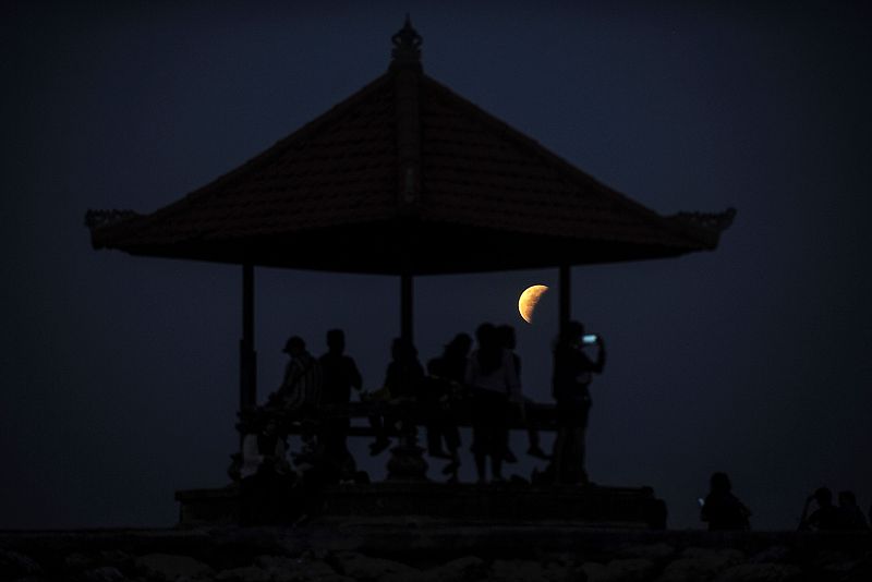 La Luna se muestra desde la playa de Sanur, cerca de Denpasar, en la isla turística de Bali, Indonesia.