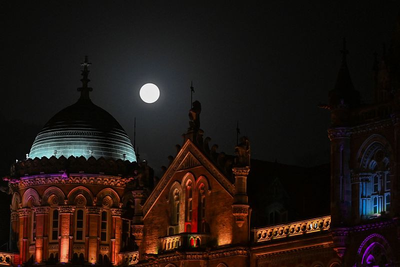 La 'Luna de sangre' sobre el edificio de la estación de tren Chhatrapati Shivaji Terminus (CST) en Mumbai.