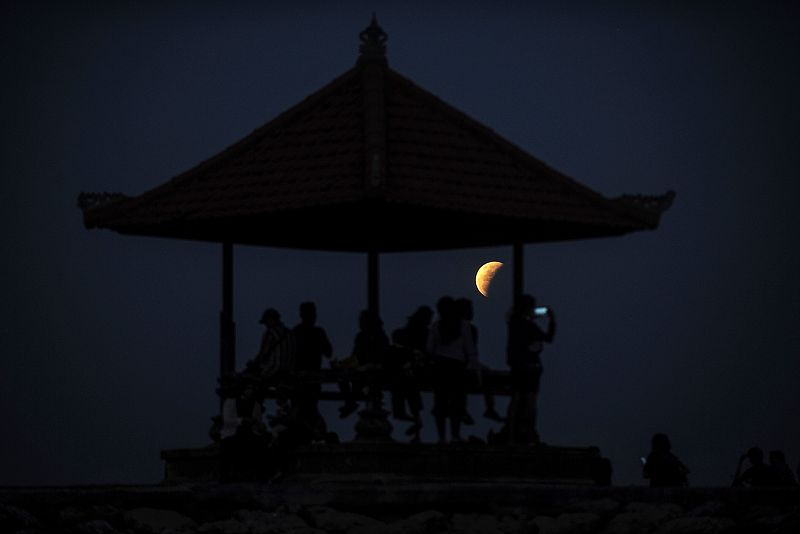 La Luna se muestra desde la playa de Sanur, cerca de Denpasar, en la isla turística de Bali, Indonesia.