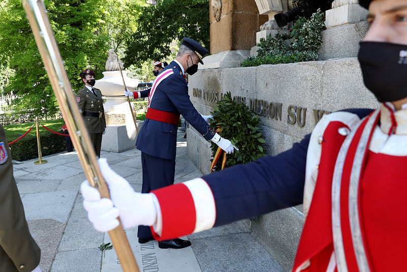 Felipe VI realiza una ofrenda en el monumento de los Caídos y al Dos de mayo con motivo de la celebración del Día de las Fuerzas Armadas.