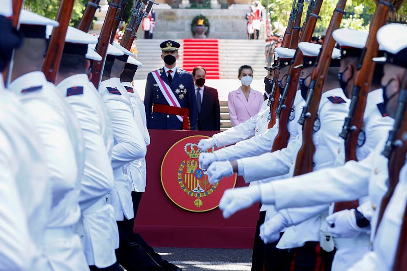 El rey Felipe VI y la reina Letizia, durante la celebración del Día de las Fuerzas Armadas.