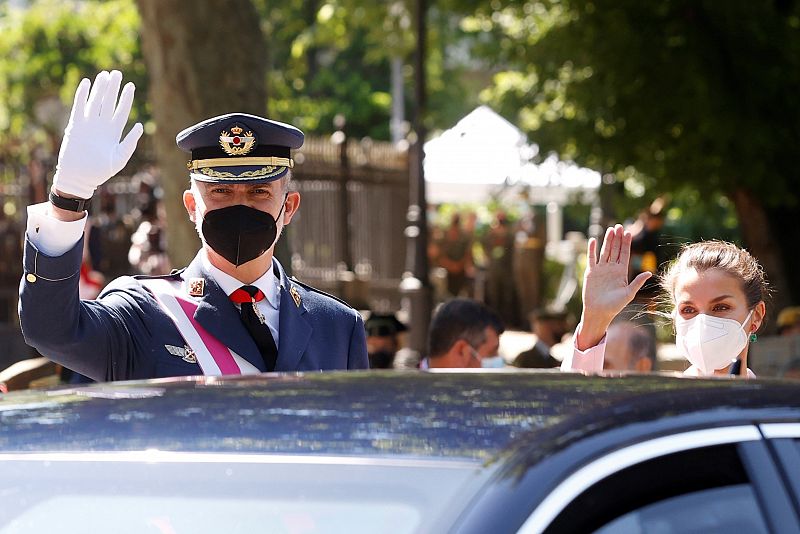 Los reyes saludan al público que se ha acercado a la celebración del Día de las Fuerzas Armadas.