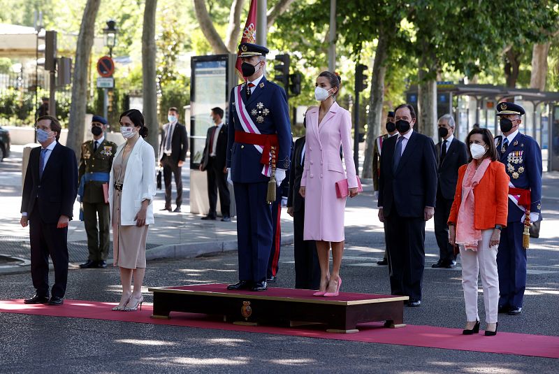 El rey Felipe VI  y la reina Letizia presiden la celebración del Día de las Fuerzas Armadas en la Plaza de la Lealtad de Madrid.