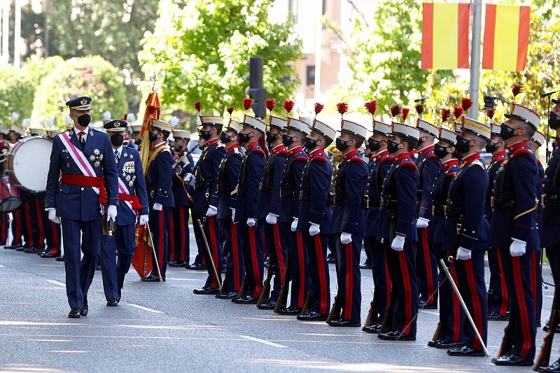 El rey Felipe VI pasa revista a las tropas durante la celebración del Día de las Fuerzas Armadas.