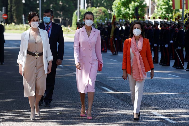 La reina Letizia, junto a la presidenta en funciones de la Comunidad de Madrid, Isabel Díaz Ayuso, y la ministra de Defensa, Margarita Robles.