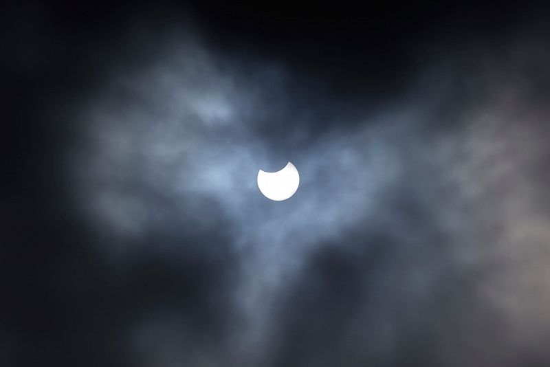 El eclipse parcial de Sol, cubierto por nubes, desde Primrose Hill, en Londres.