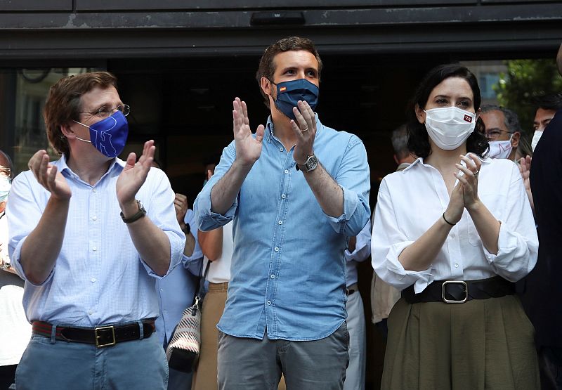 El presidente del Partido Popular, Pablo Casado, junto a la presidenta de la Comunidad de Madrid, Isabel Díaz Ayuso, y al portavoz nacional y alcalde de Madrid, José Luis Martínez-Almeida