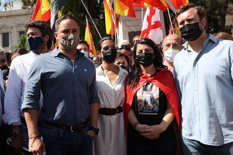 El presidente de Vox, Santiago Abascal, acompañado por sus compañeros de partido, Rocío Monasterio, Macarena Olona, y el portavoz de la formación en el Congreso, Iván Espinosa de los Monteros