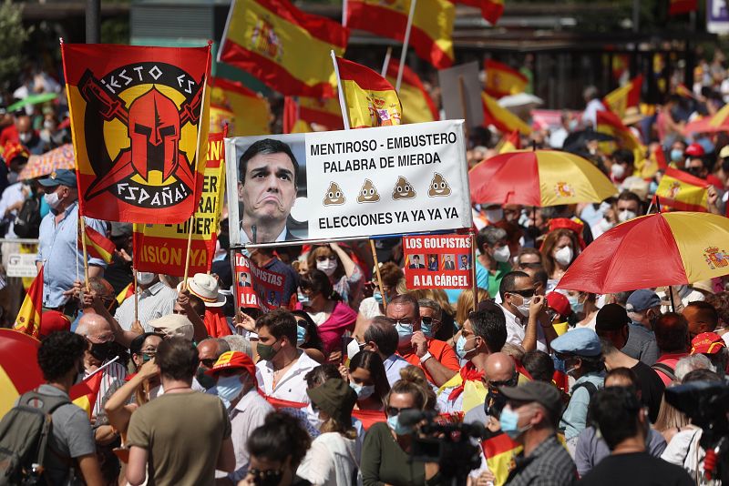 Manifestantes en la plaza de Colón con una pancarta en contra del presidente del Gobierno, Pedro Sánchez, al que califican de "mentiroso y embustero"