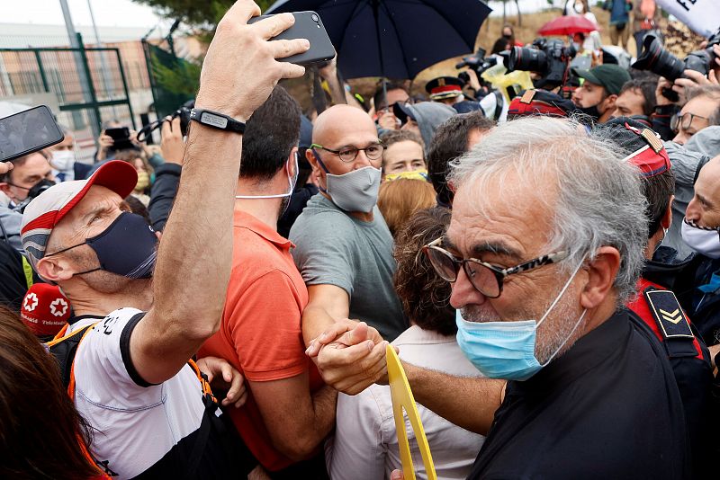 El exconseller Raül Romeva (c) saluda a los simpatizantes que se han congregado a las puertas del centro Penitenciario de Lledoners.