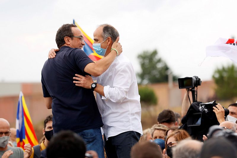 Los exconsellers Josep Rull y Jordi Turull (d) se abrazan ante los simpatizantes que se han congregado a las puertas del centro Penitenciario de Lledoners. 