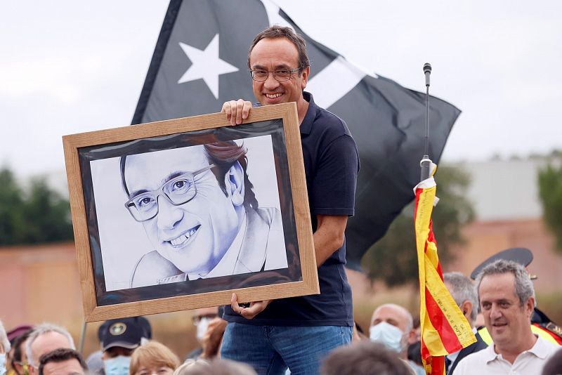 El exconseller Josep Rull se dirige a los simpatizantes que se han congregado a las puertas del centro Penitenciario de Lledoners, poco después de que los presos del 'procés' hayan abandonado la cárcel.