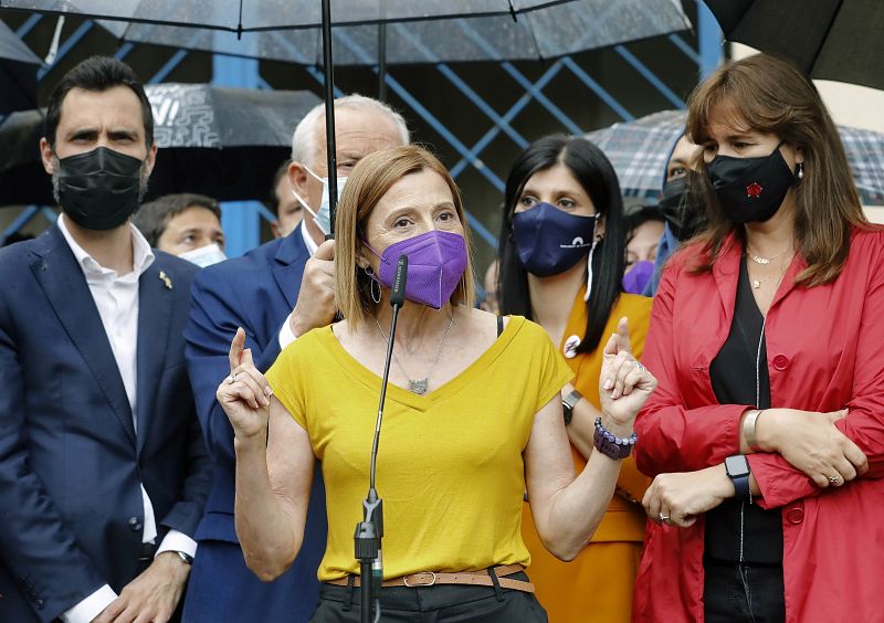 La expresidenta del Parlament Carme Forcadell, junto al también expresidente del Parlament Roger Torrent y la actual presidenta de la institución, Laura Borràs (d). 