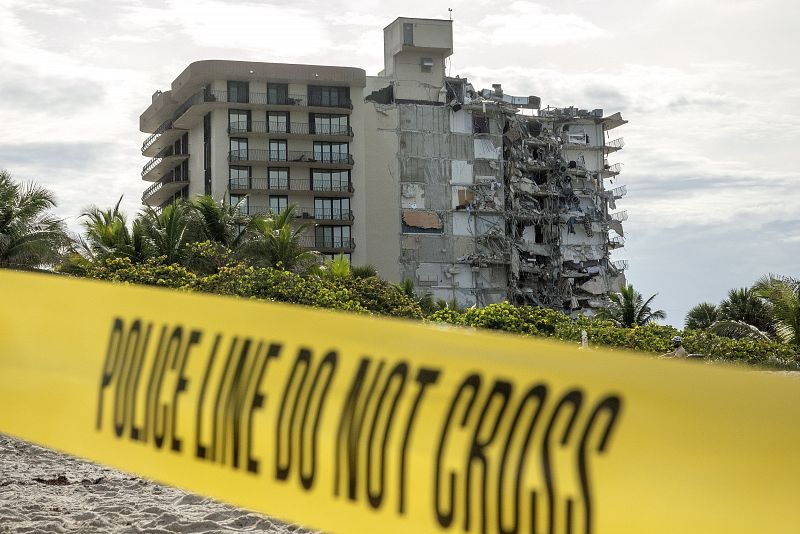 El edificio, de 12 plantas de altura, se derrumbó por causas que se investigan.