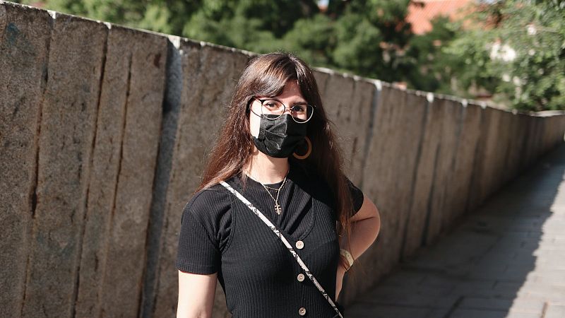 Natalia camina este sábado por una calle muy poco concurrida con su mascarilla