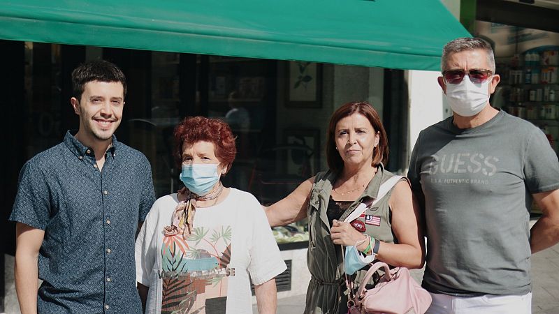 Una familia pasea este sábado por primera vez sin la mascarilla cuando se pueda respetar la distancia de seguridad