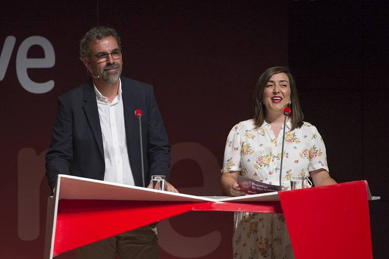  Miguel Ángel Hoyos y Laura Barrachina, presentadores
