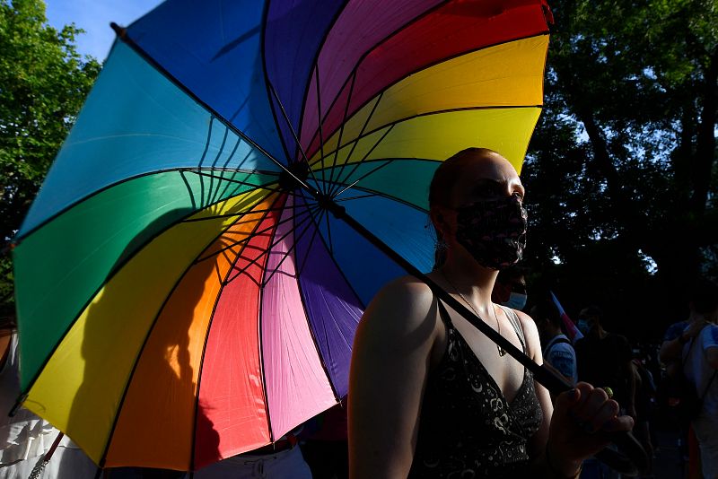 Una mujer, durante la marcha del Orgullo LGTBI en el centro de Madrid.