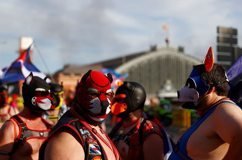 Un grupo de personas disfrazadas toman parte en la marcha del Orgullo LGTBI en Madrid.