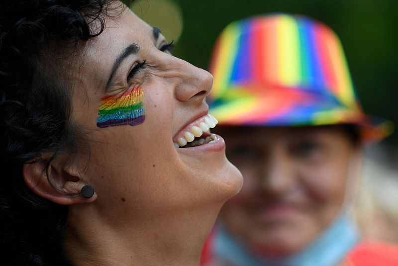 Una mujer con un arcoiris pintado en la cara toma parte de la marcha en Madrid.