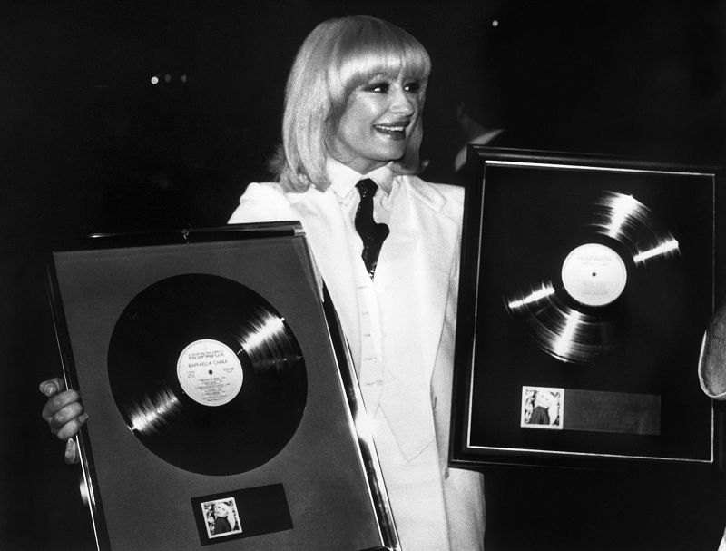 La cantante y presentadora Raffaella Carrà recibió numerosos reconocimientos en España, como estos dos discos de oro obtenidos en 1982