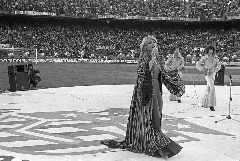 La cantante italiana Raffaella Carrà participó los actos conmemorativos del 75 aniversario del Atlético de Madrid, celebrado en el estadio Vicente Calderón