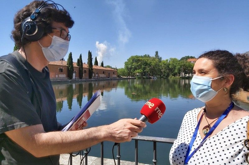 Álvaro Soto y Marta de la Vega en la dársena del Canal de Castilla.